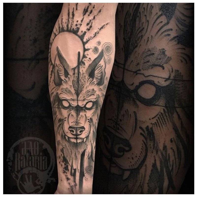 Szokatlan farkas tetoválás az ember karján