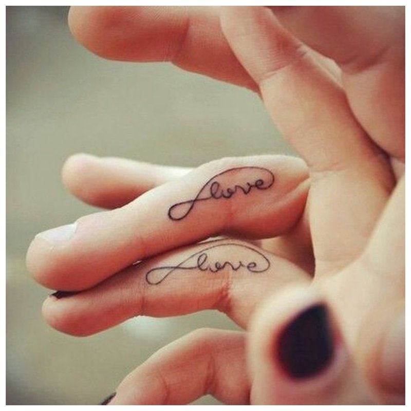 Tatuaj cu degetul pentru cuplu