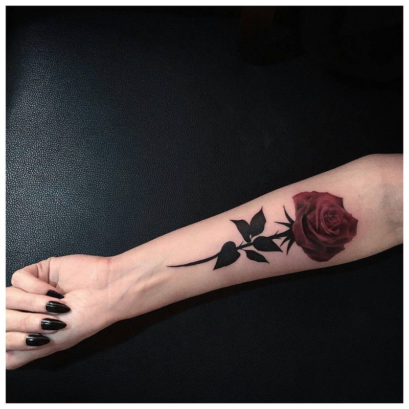 Róża na dłoni dziewczyny - tatuaż