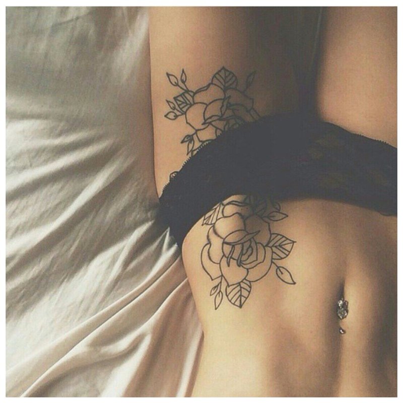 Floare - Tatuaj pe șold
