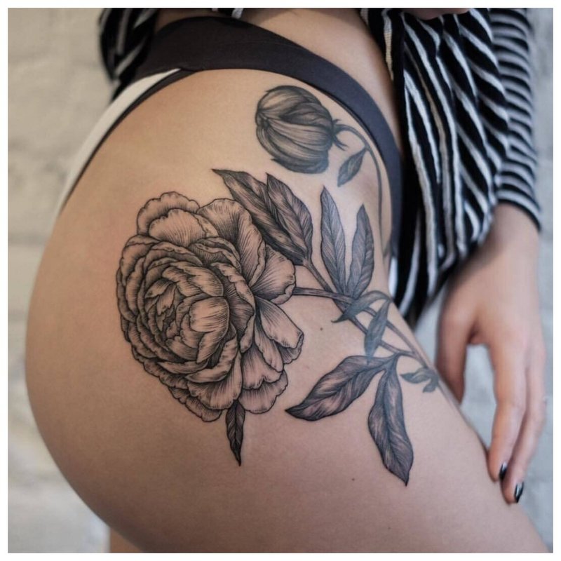 Nagy rózsa - tetoválás a csípőn
