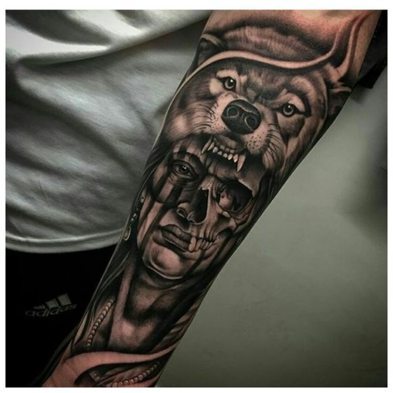 Wolfs mond - een tatoeage op de arm van een man