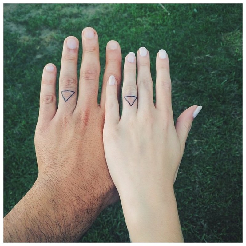Tatuaj geometric pentru cuplu
