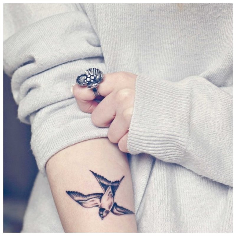 Gyvūnų tatuiruotė ant mergaitės rankos