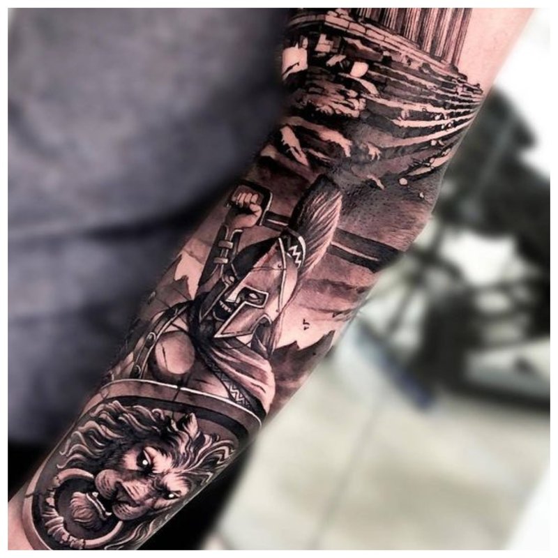 Vyriška neryški tatuiruotė ant visos rankos