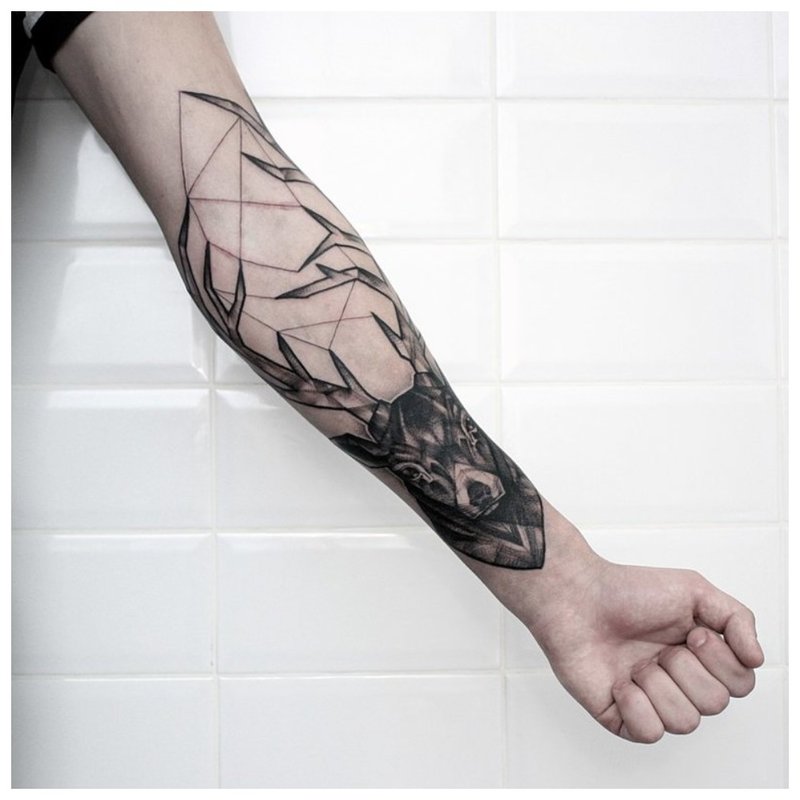 Middelgrote tatoeage op de arm van de man