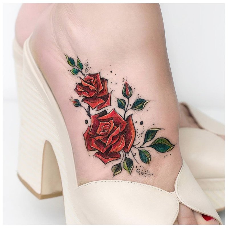 Kolorowy różany tatuaż na stopie
