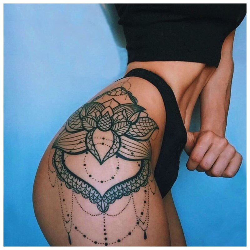 Etnikai virág tetoválás