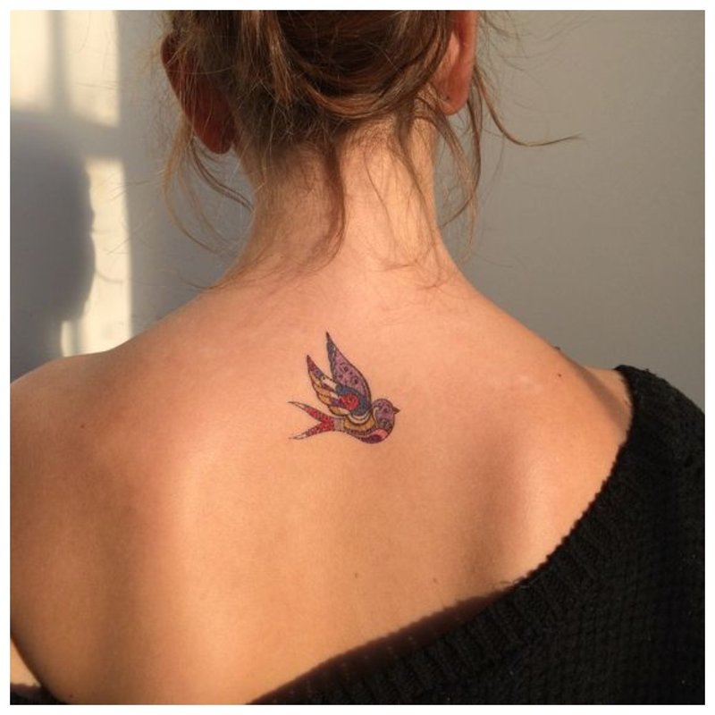 Paukštis - tatuiruotė ant merginos nugaros