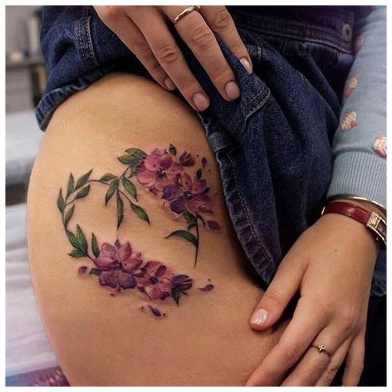 Флорална тема за татуировка на тазобедрената става