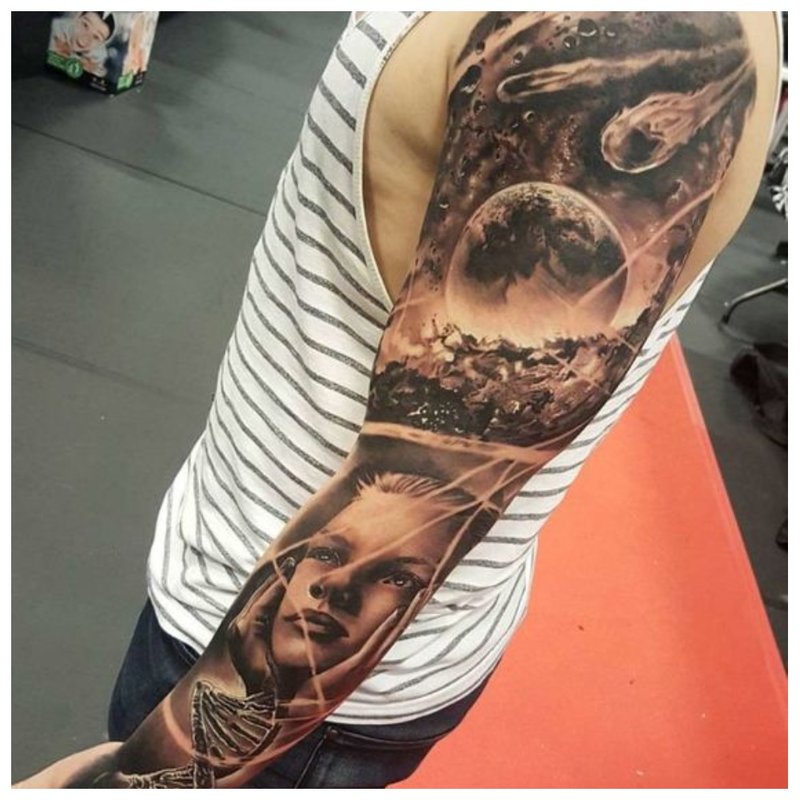 Jasna fabuła - tatuaż na ramieniu faceta