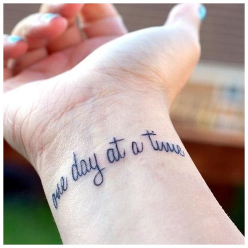 Signe avec signification - tatouage sur le poignet