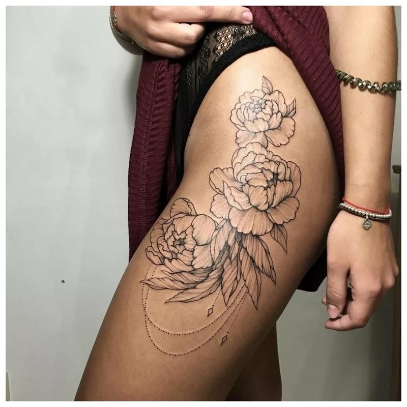 Eredeti tetoválás a lány csípőjén
