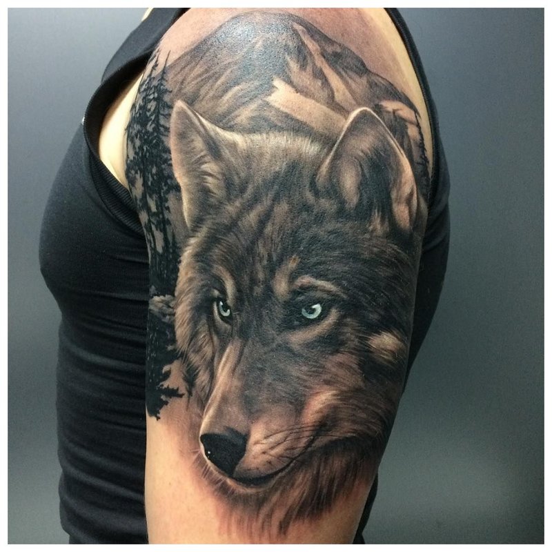 Ulveøye - tatovering på en manns skulder