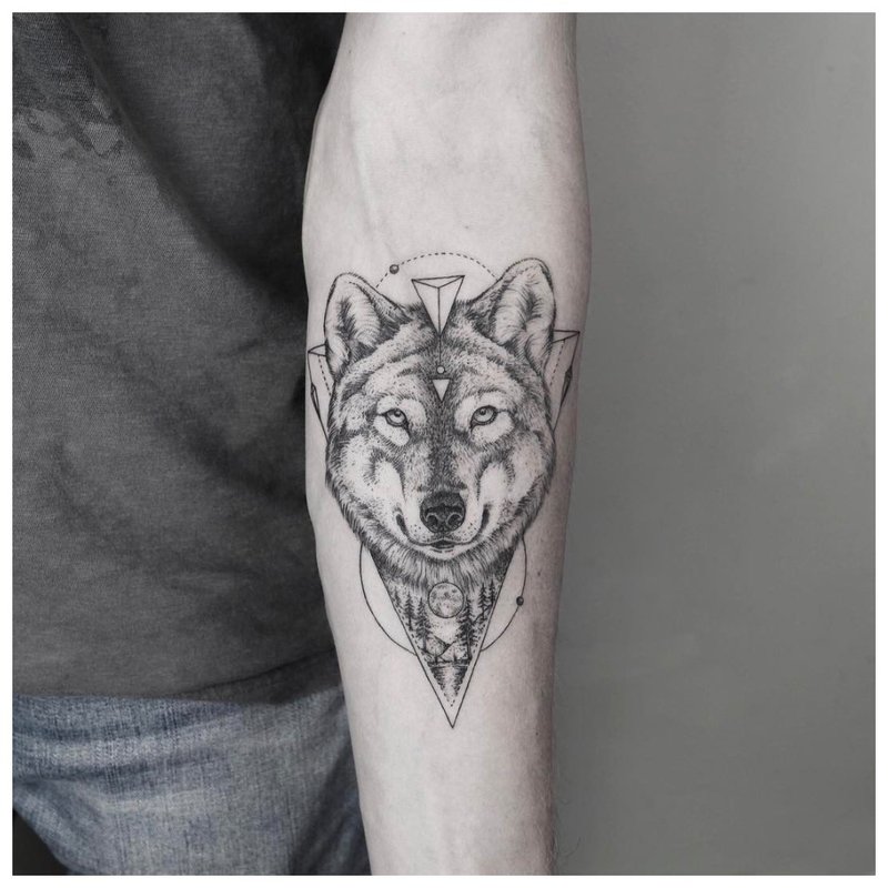 Татуировка на вълк на мъжка ръка