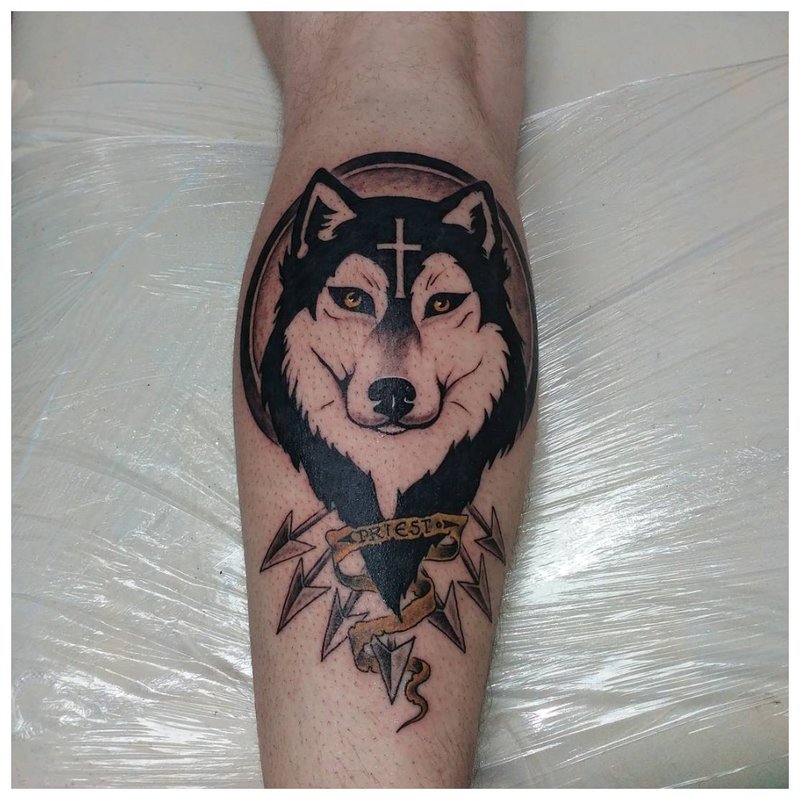 Uśmiechnięty wilk - tatuaż cielęcy