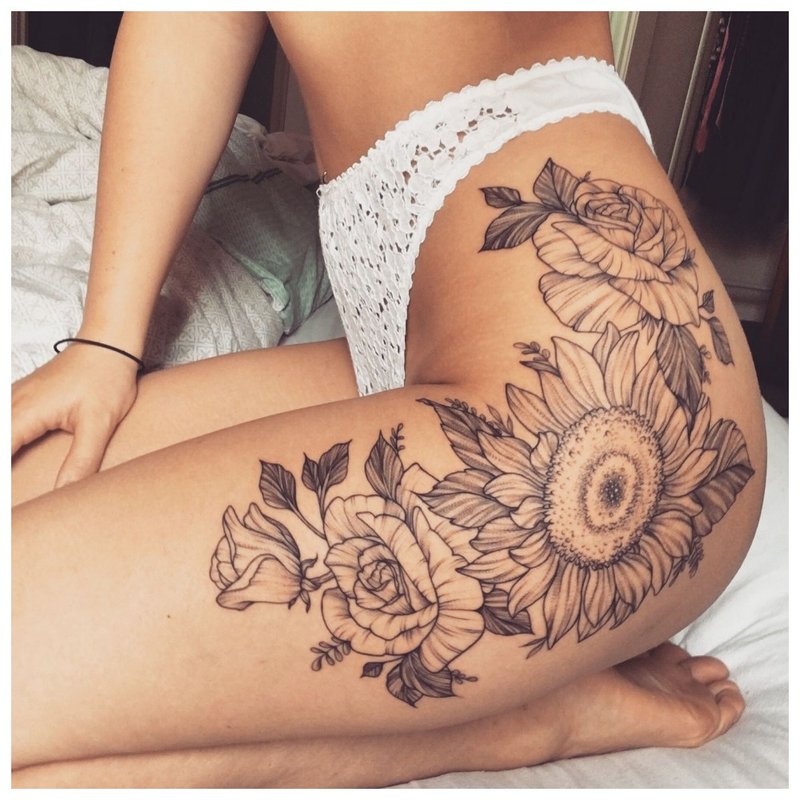 Nagy virág - tetoválás a csípő lány