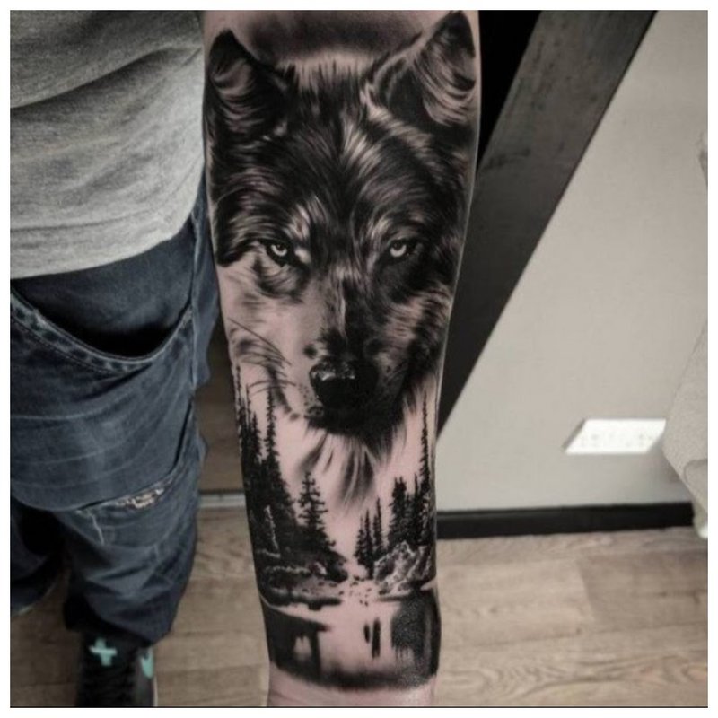 Wolfs gezicht - tatoeage op de arm