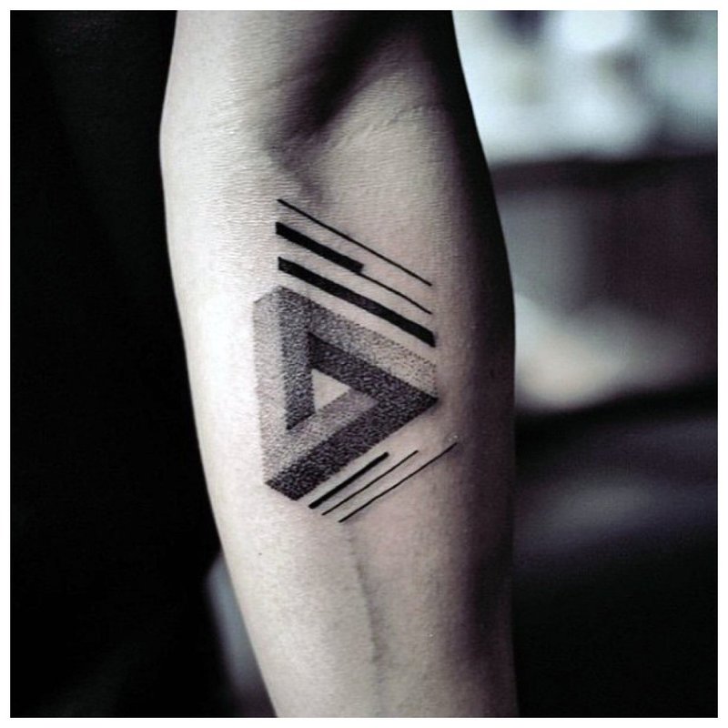 Trikampis - tatuiruotė vyrams ant dilbio