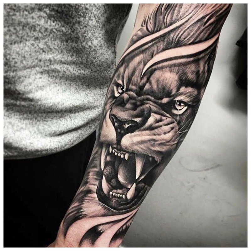 Brutale man tattoo op de arm