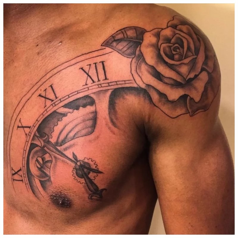 Tattoo met een roos op de schouder