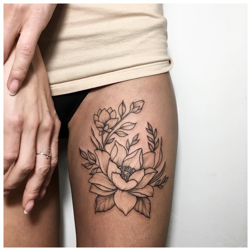 Květinové téma pro tetování stehna