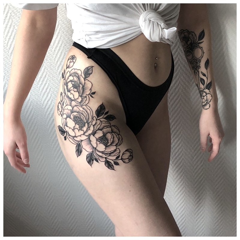 Grand tatouage sur le côté de la hanche