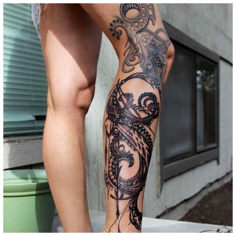 Hűvös tetoválás az egész lábon