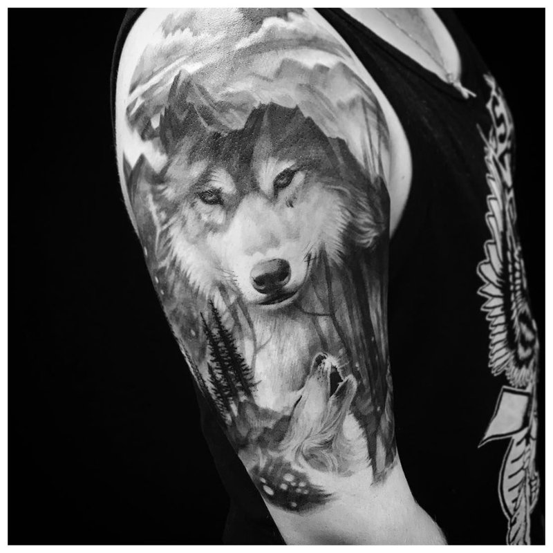 Tatuaj de lup pe umărul unui bărbat
