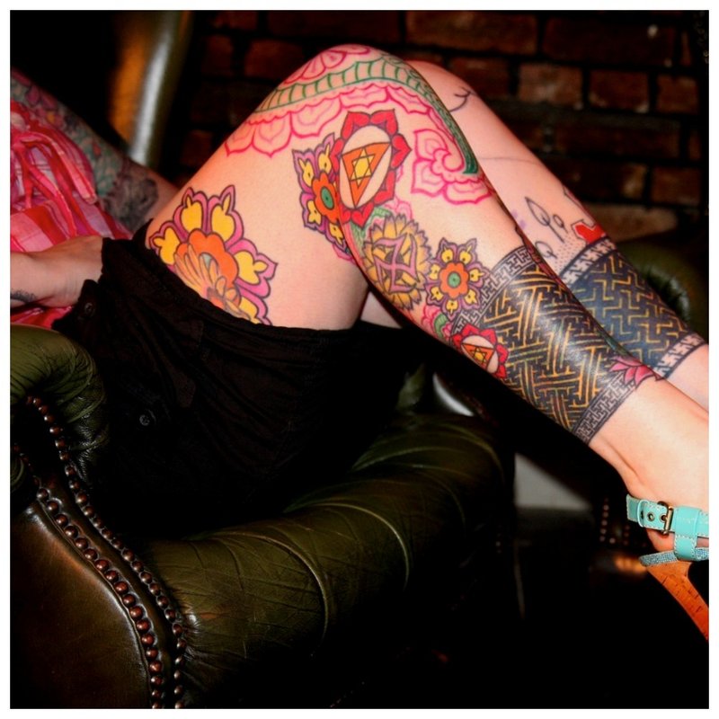 Volledige benen tattoo in kleur