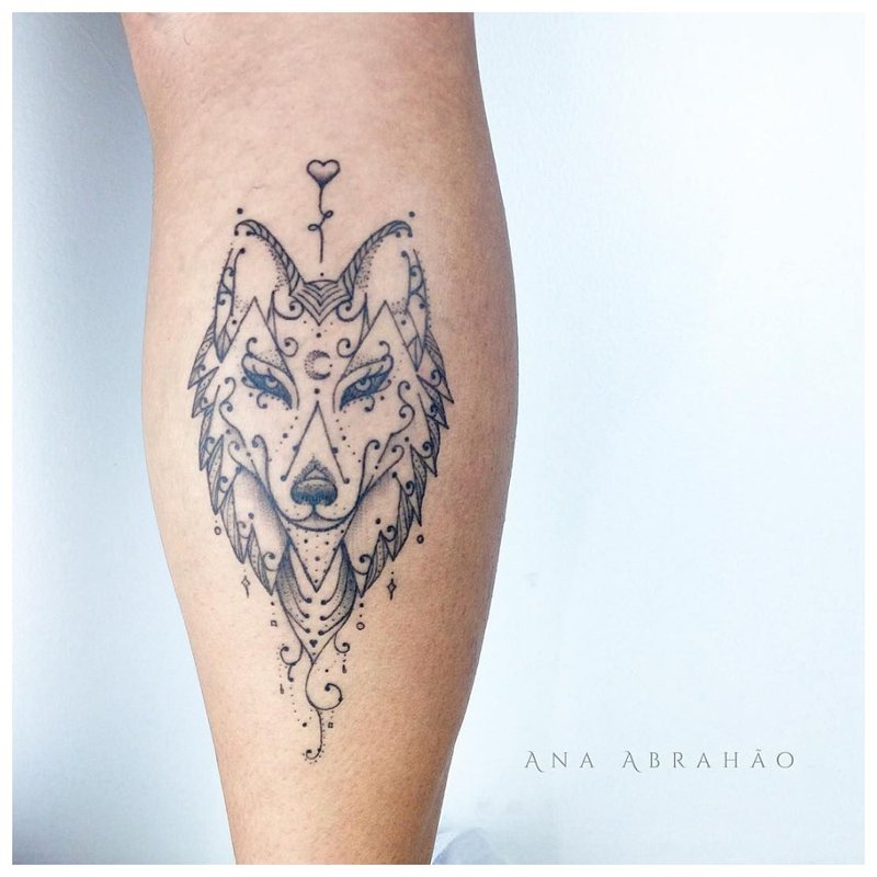 Original tatovering av en ulv på en manns kalv