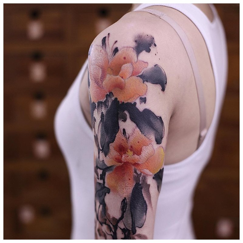 Tetování ve stylu akvarelu na rameni
