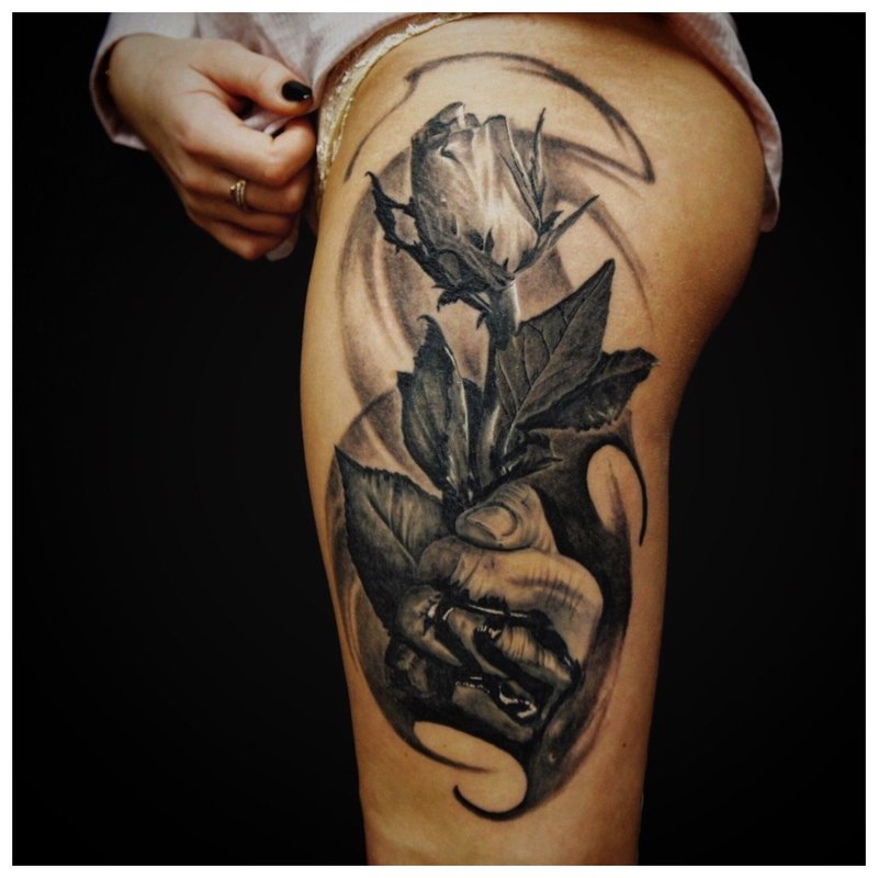 Tatuaj de mână trandafir