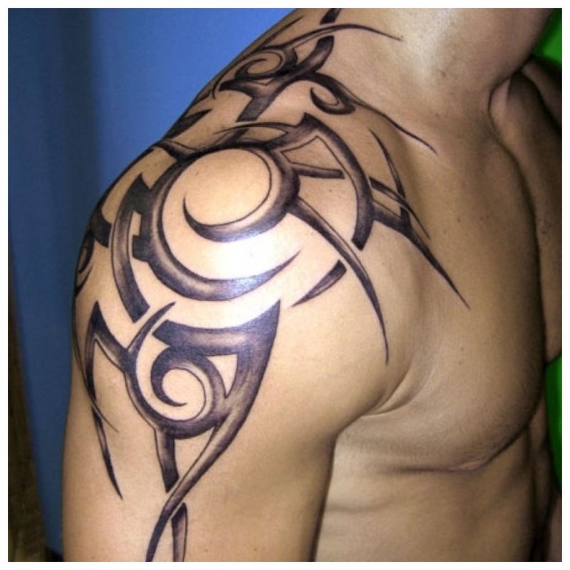 Plemienny tatuaż na ramię