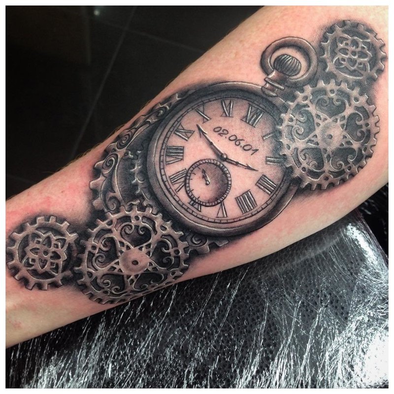 Steampunk-tatoeage op de arm