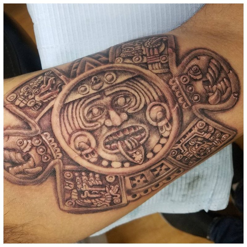 Maya-tatoeage op het scheenbeen