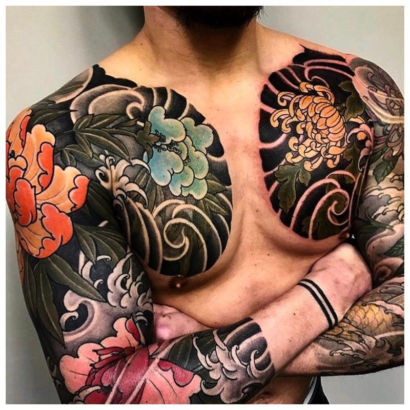 Heldere tatoeage op de armen