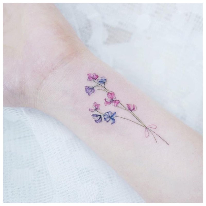 Maža gėlė ant rankos - tatuiruotė