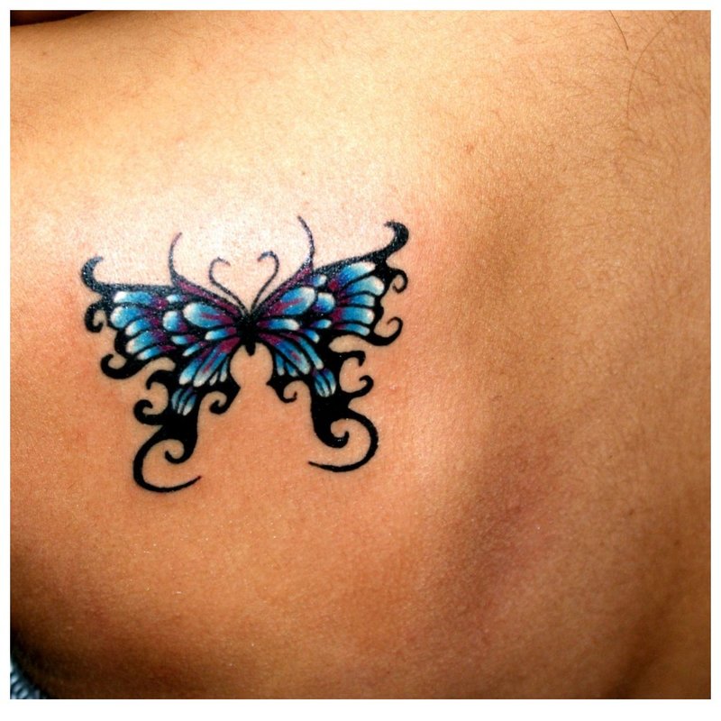 Vlinder op schouder tattoo