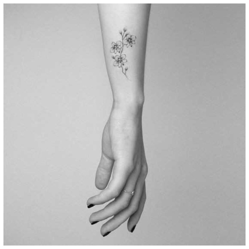 Jemné kvetinové tetovanie
