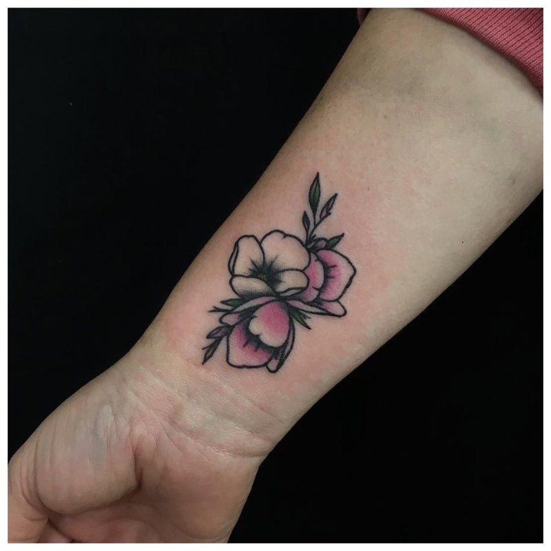 Tatuaj de flori pentru o fată la încheietura mâinii