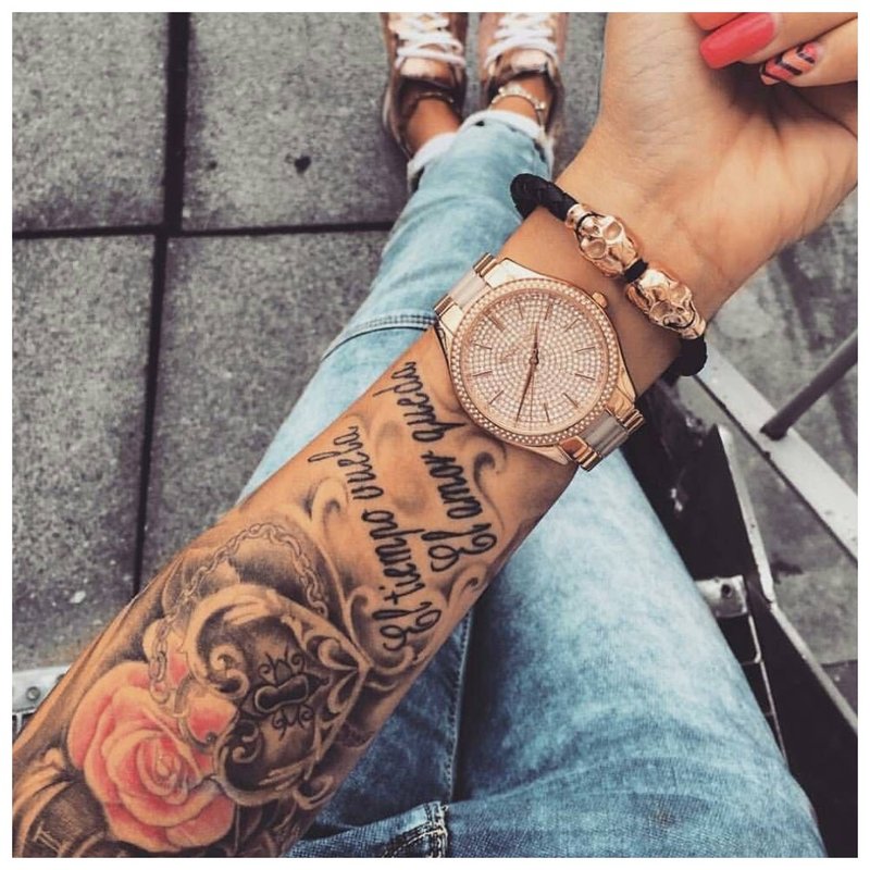 Dievča tetovanie s plnou rukou