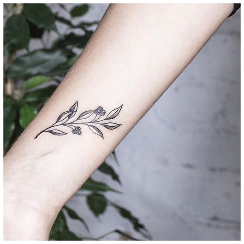 Květinové tetování na dívčí ruce