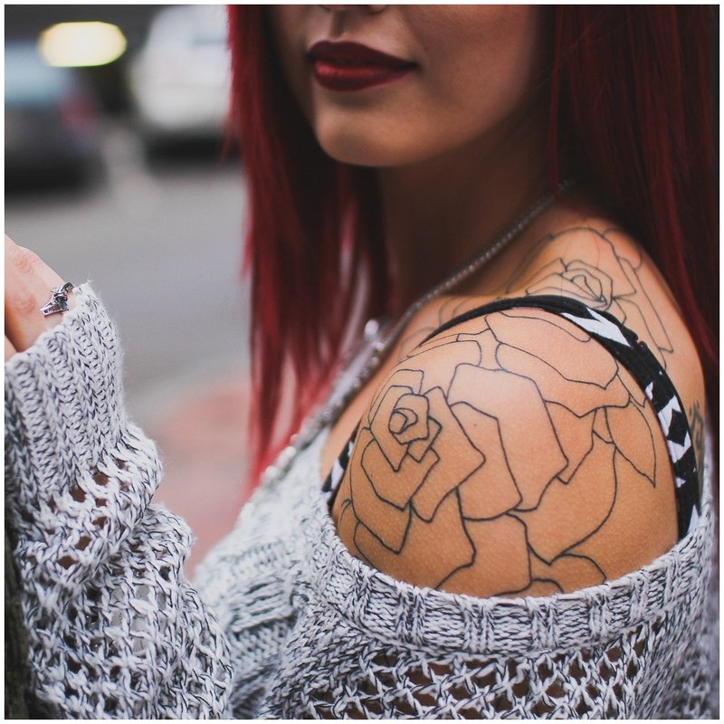 Konturowy tatuaż na ramieniu