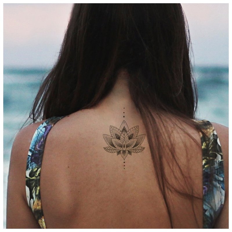 Gyönyörű tetoválás a hátán