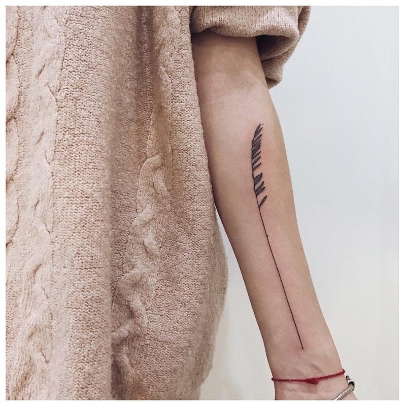 Minimalistische tatoeage langs de hele arm