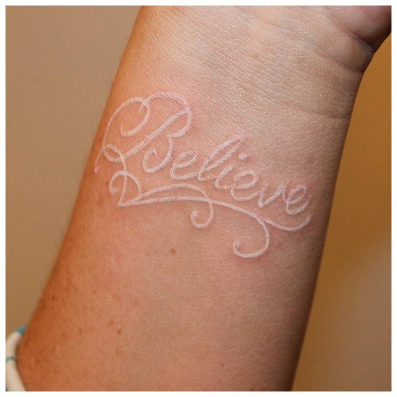 Witte letters tattoo