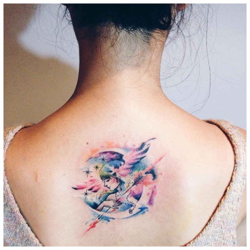 Neįprasta akvarelės tatuiruotė ant nugaros
