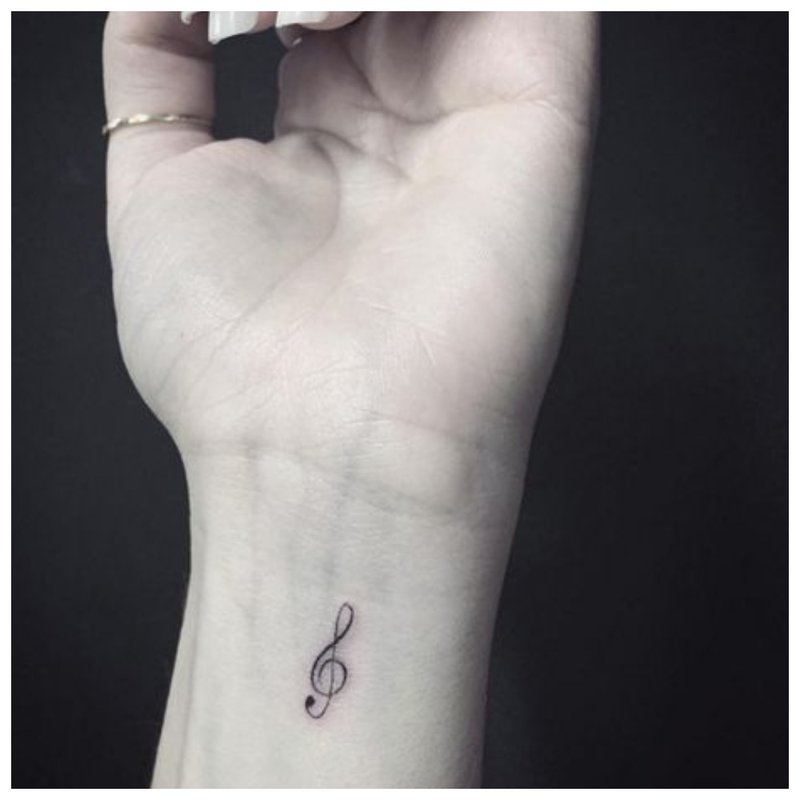 Maža riešo tatuiruotė