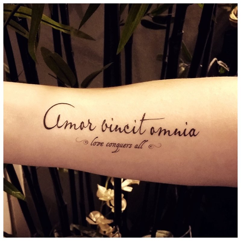Ръчно написан шрифт за татуировка на ръка.